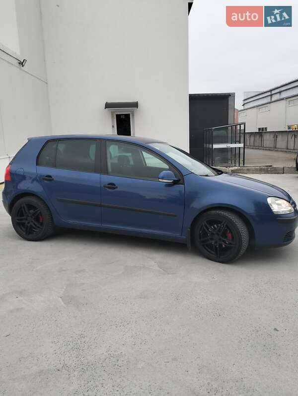 Хэтчбек Volkswagen Golf 2005 в Ровно