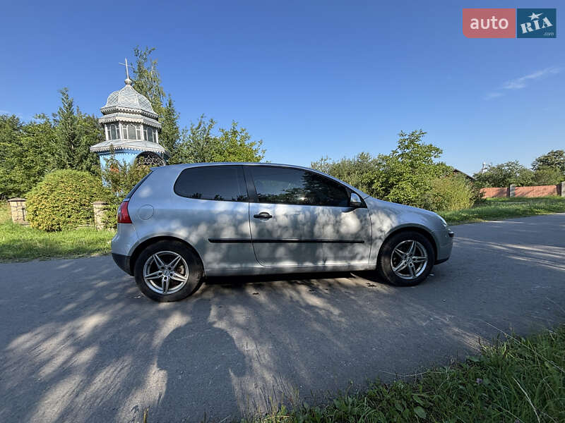 Хэтчбек Volkswagen Golf 2004 в Надворной