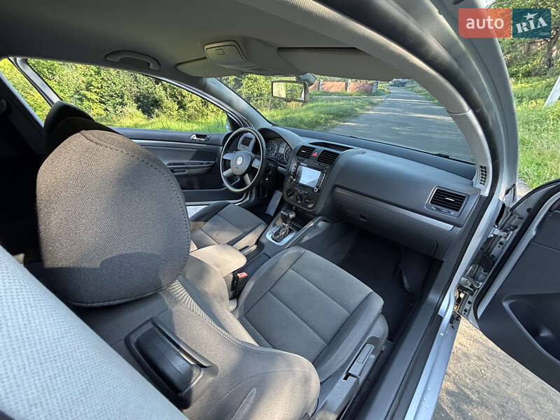 Хэтчбек Volkswagen Golf 2004 в Надворной