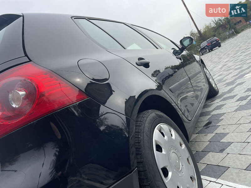 Хетчбек Volkswagen Golf 2004 в Великих Лучках