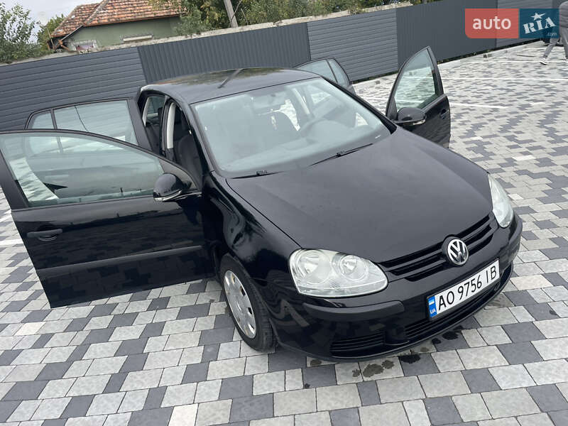 Хетчбек Volkswagen Golf 2004 в Великих Лучках