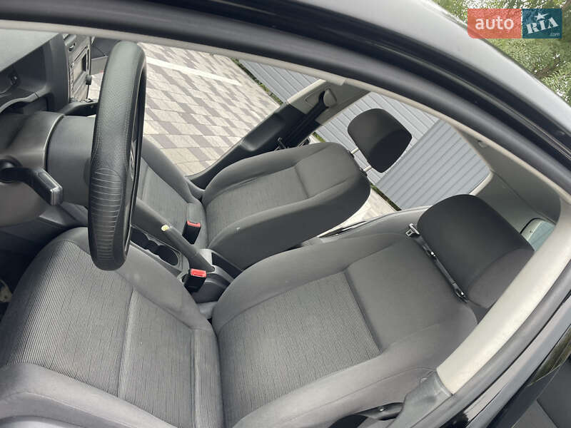 Хетчбек Volkswagen Golf 2004 в Великих Лучках