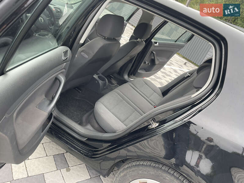 Хетчбек Volkswagen Golf 2004 в Великих Лучках