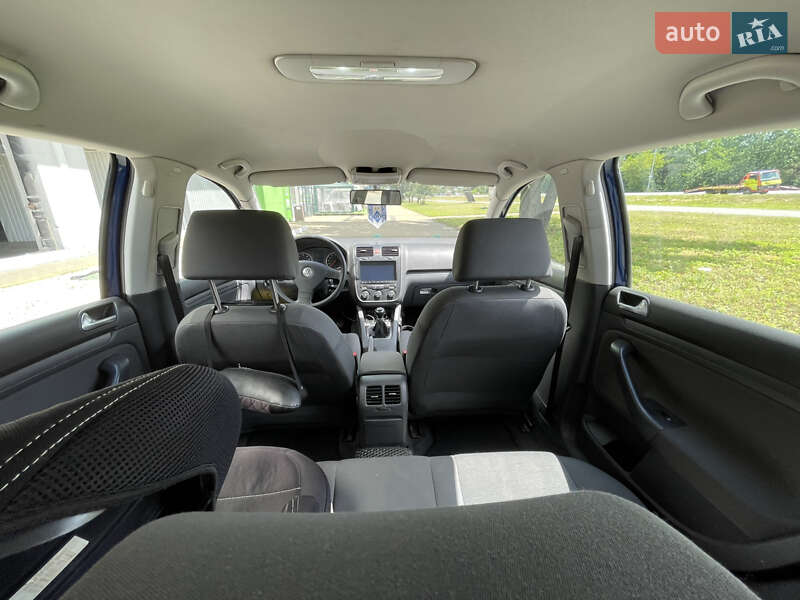 Хетчбек Volkswagen Golf 2005 в Києві