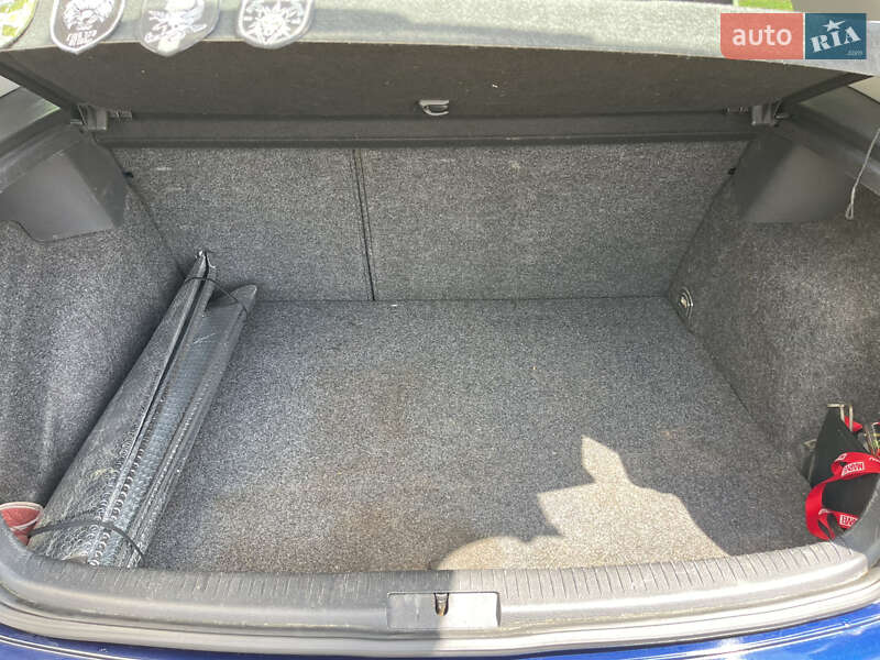 Хетчбек Volkswagen Golf 2005 в Києві