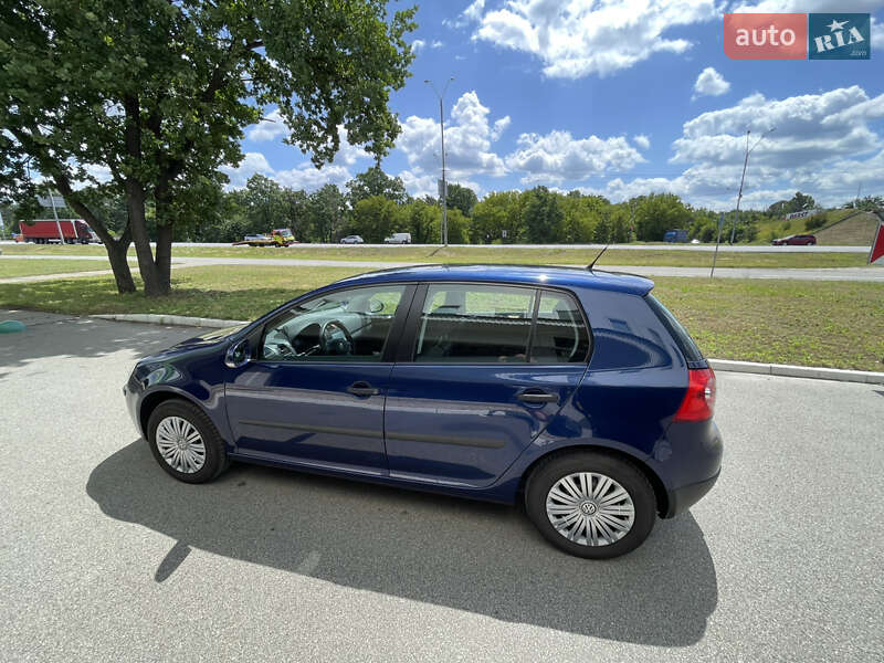 Хетчбек Volkswagen Golf 2005 в Києві