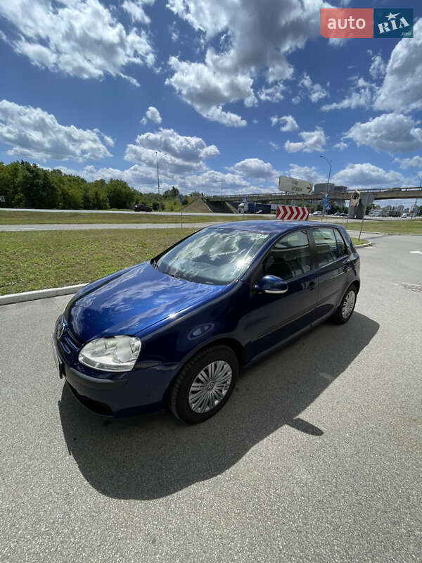 Хетчбек Volkswagen Golf 2005 в Києві