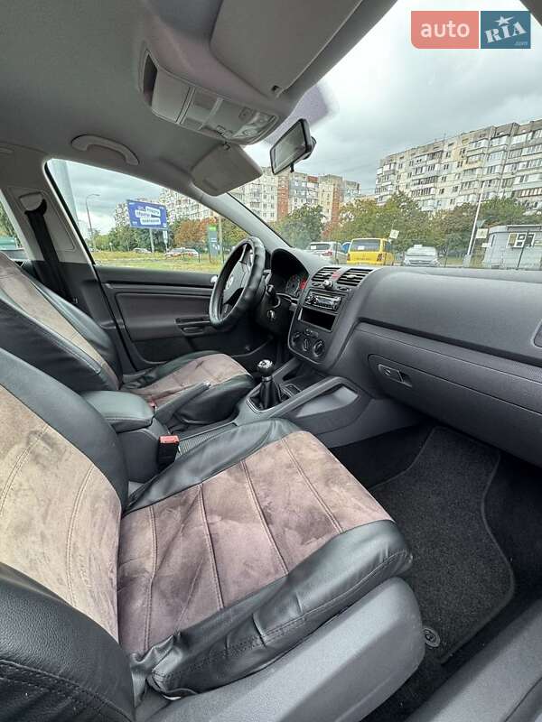 Хетчбек Volkswagen Golf 2006 в Києві