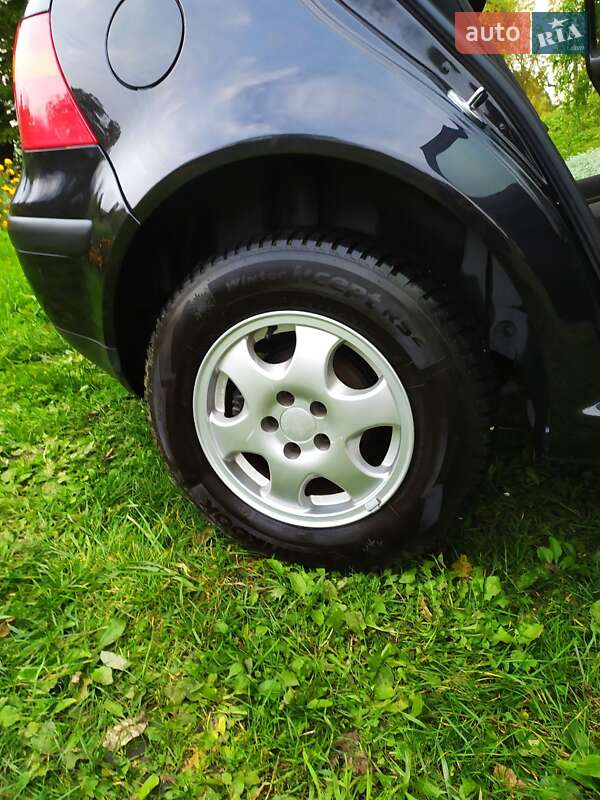 Хэтчбек Volkswagen Golf 2002 в Кременце