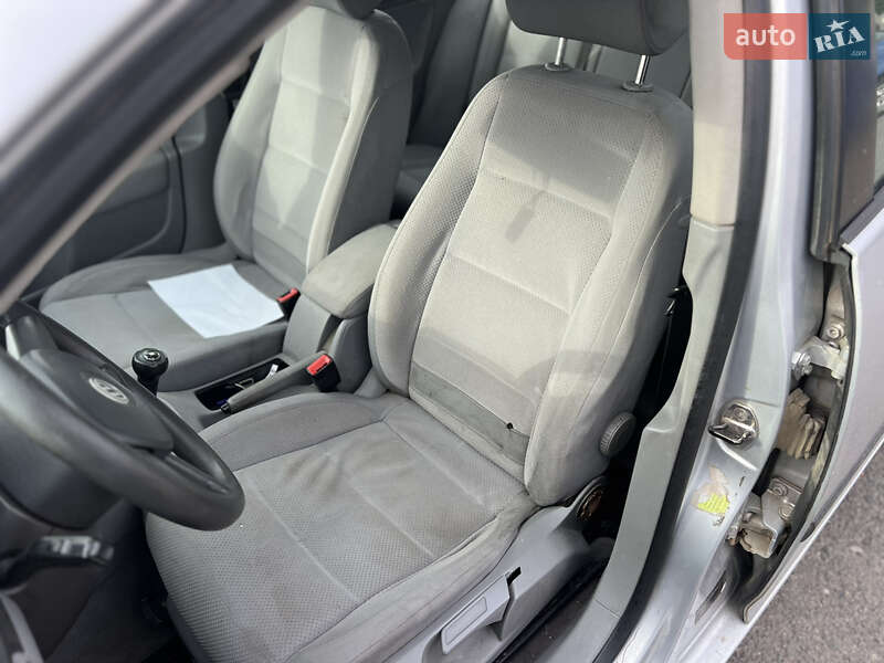 Хэтчбек Volkswagen Golf 2003 в Ровно