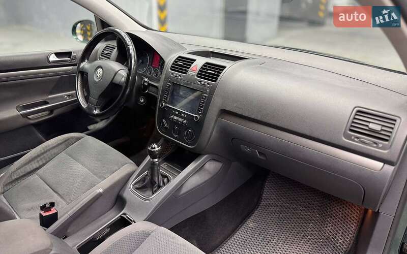 Хетчбек Volkswagen Golf 2006 в Чернівцях