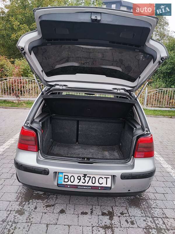 Хетчбек Volkswagen Golf 2002 в Тернополі