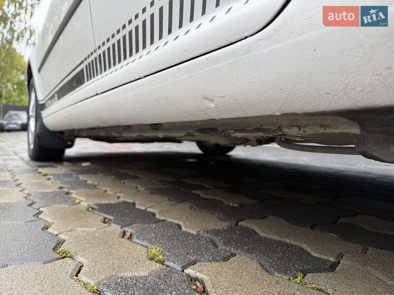 Універсал Volkswagen Golf 2001 в Чернівцях