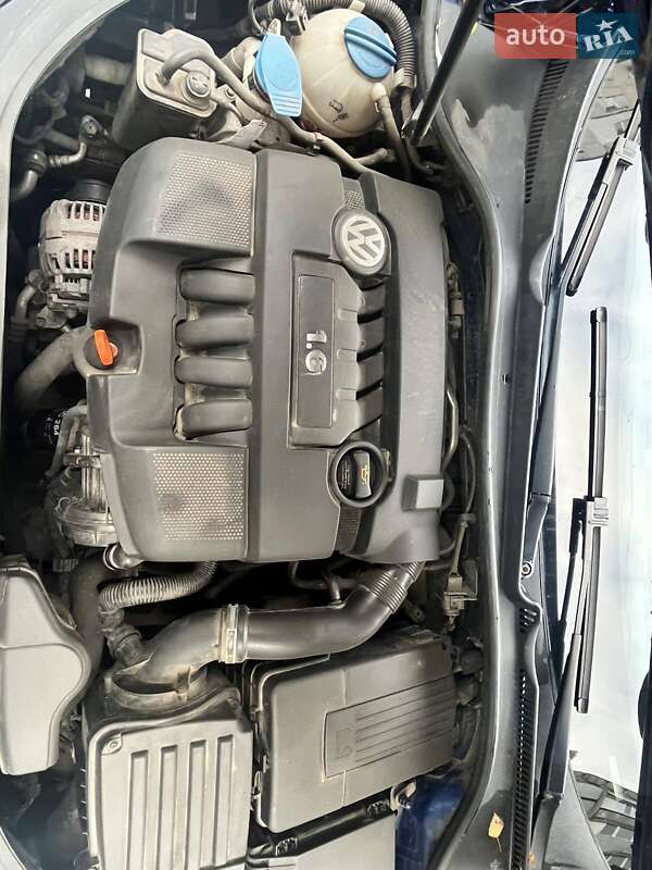 Хэтчбек Volkswagen Golf 2004 в Ромнах