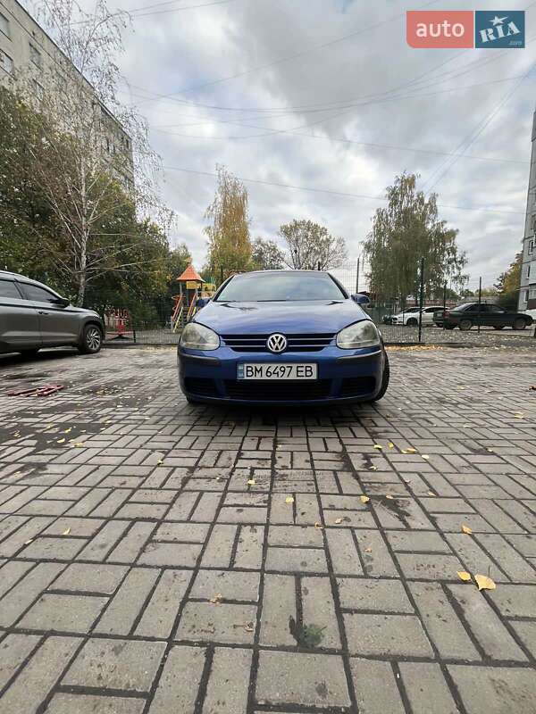 Хэтчбек Volkswagen Golf 2004 в Ромнах