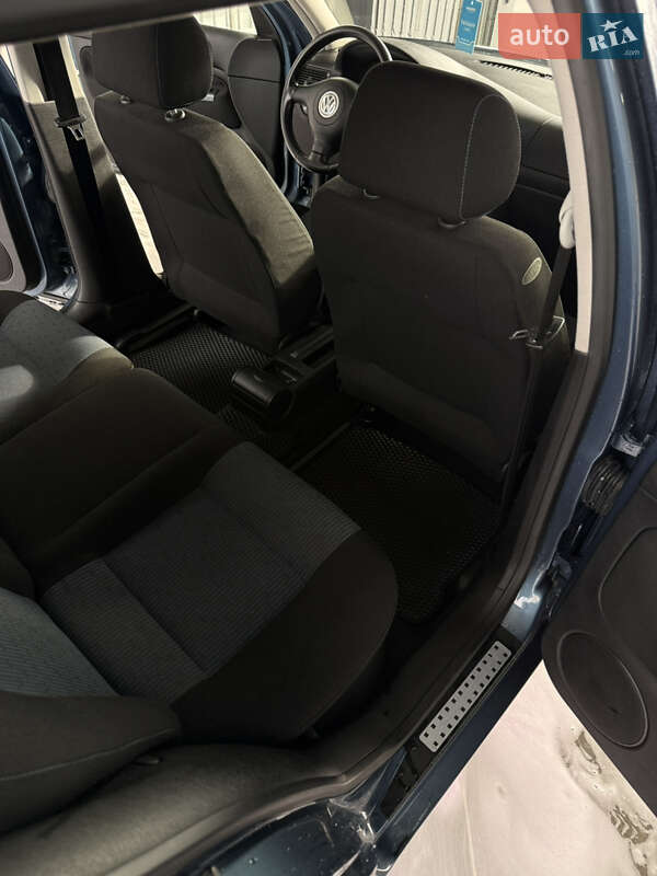 Хетчбек Volkswagen Golf 2003 в Києві