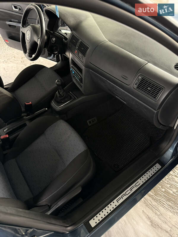 Хетчбек Volkswagen Golf 2003 в Києві