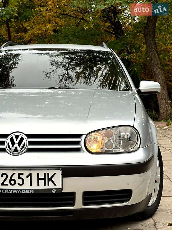 Универсал Volkswagen Golf 2001 в Коростене