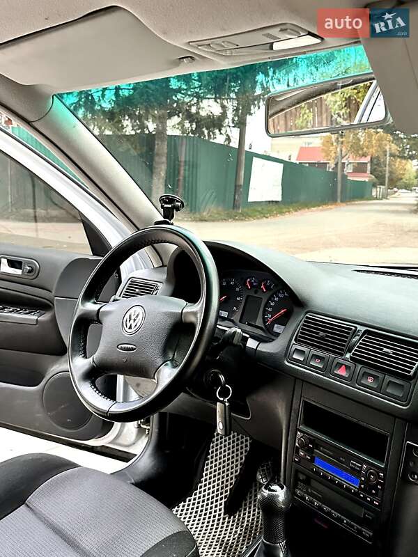 Универсал Volkswagen Golf 2001 в Коростене