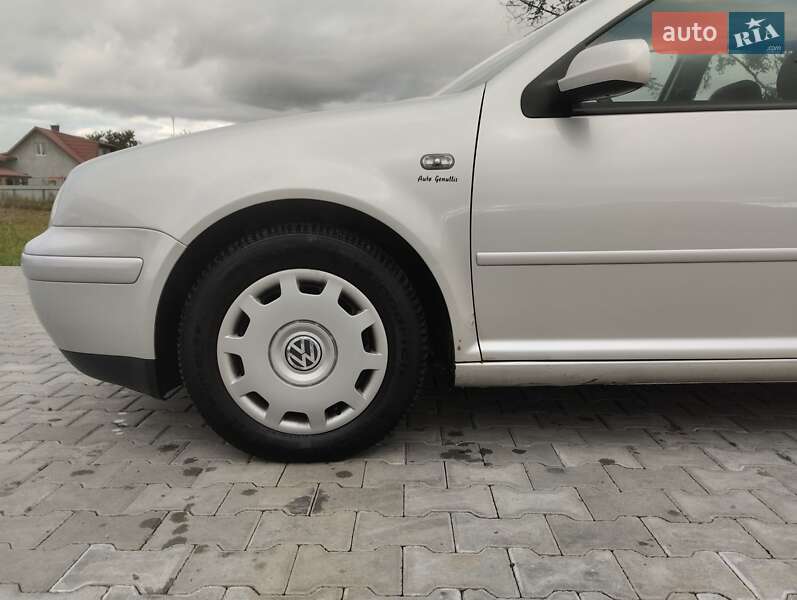 Хэтчбек Volkswagen Golf 2002 в Черновцах