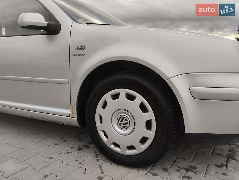 Хэтчбек Volkswagen Golf 2002 в Черновцах