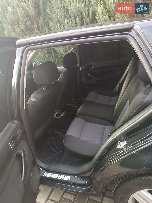 Хэтчбек Volkswagen Golf 2002 в Самборе