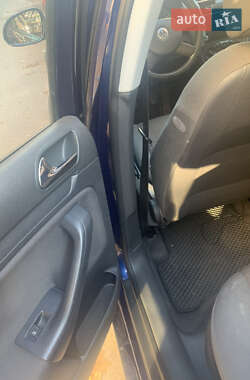 Хэтчбек Volkswagen Golf 2004 в  фото 18 Хэтчбек Volkswagen Golf 2004 в