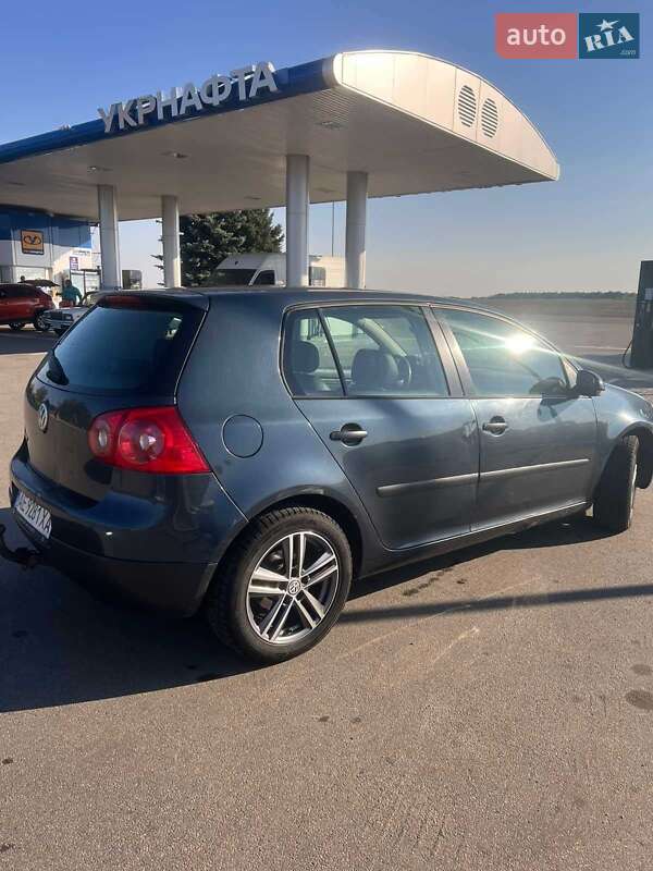 Хетчбек Volkswagen Golf 2005 в Павлограді