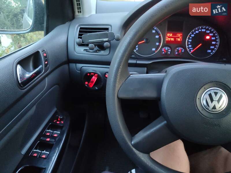 Хетчбек Volkswagen Golf 2005 в Павлограді