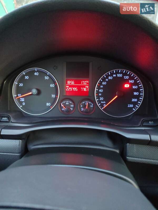 Хетчбек Volkswagen Golf 2005 в Павлограді