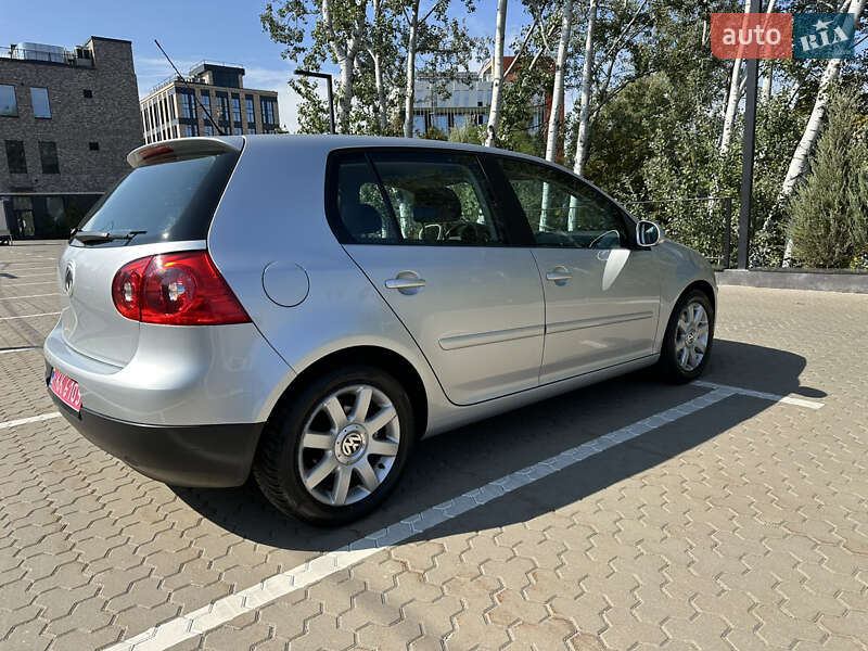 Хэтчбек Volkswagen Golf 2005 в Киеве
