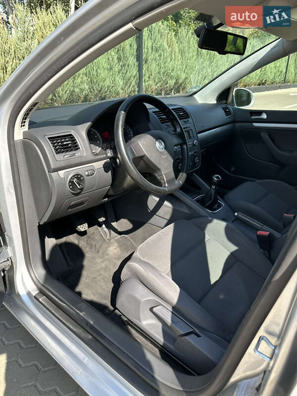 Хэтчбек Volkswagen Golf 2005 в Киеве