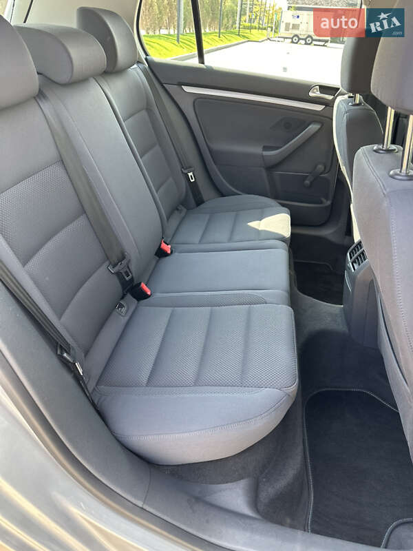 Хэтчбек Volkswagen Golf 2005 в Киеве