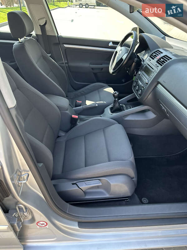 Хэтчбек Volkswagen Golf 2005 в Киеве