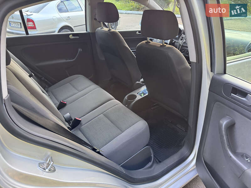 Хетчбек Volkswagen Golf 2005 в Львові