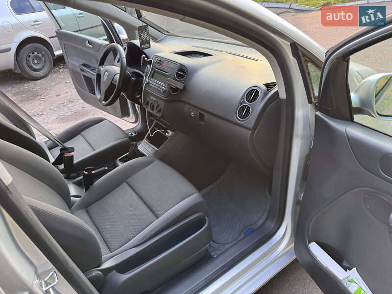 Хетчбек Volkswagen Golf 2005 в Львові