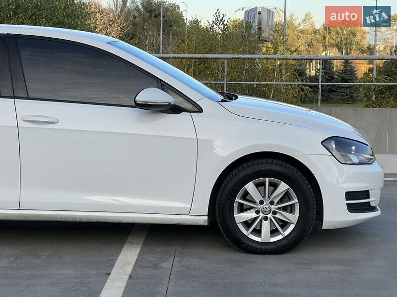 Хэтчбек Volkswagen Golf 2014 в Киеве