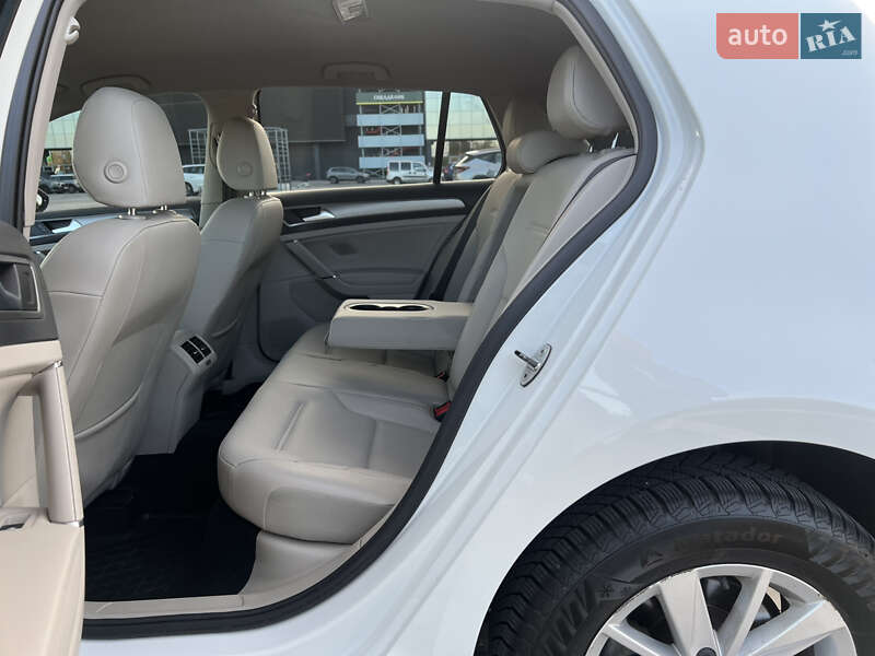 Хэтчбек Volkswagen Golf 2014 в Киеве