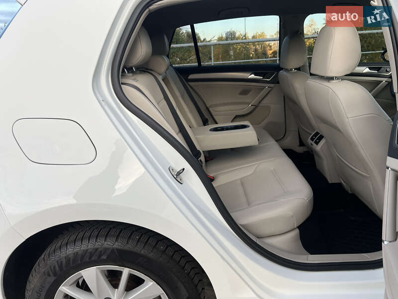 Хэтчбек Volkswagen Golf 2014 в Киеве