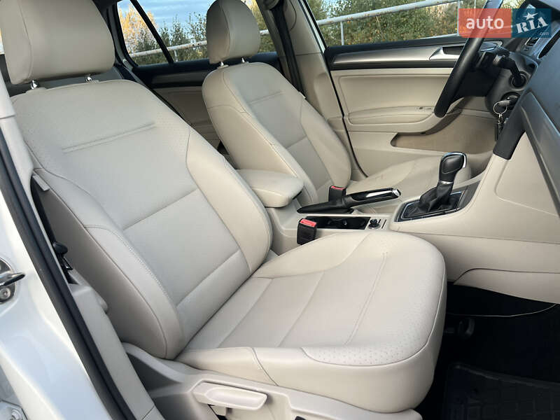 Хэтчбек Volkswagen Golf 2014 в Киеве