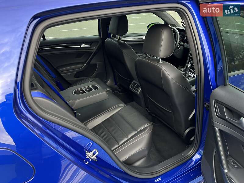 Хэтчбек Volkswagen Golf 2016 в Киеве