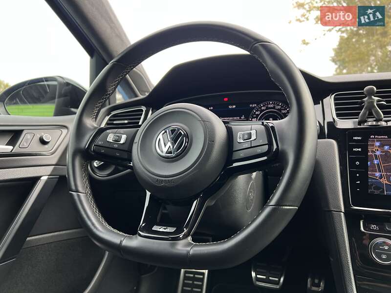 Хэтчбек Volkswagen Golf 2016 в Киеве