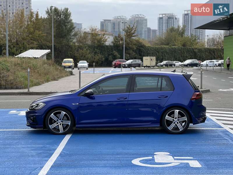 Хэтчбек Volkswagen Golf 2016 в Киеве