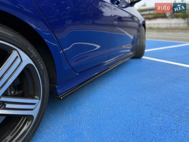 Хэтчбек Volkswagen Golf 2016 в Киеве