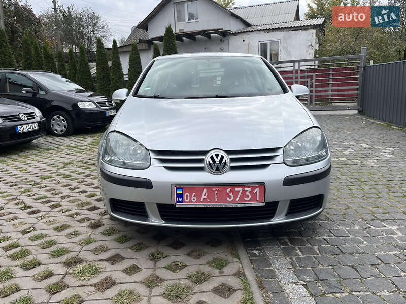 Хэтчбек Volkswagen Golf 2004 в Звягеле
