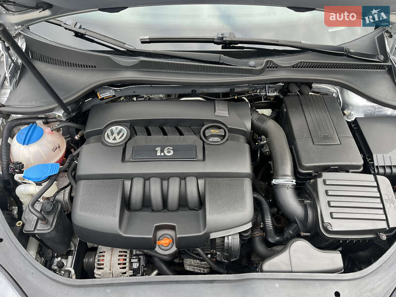 Хэтчбек Volkswagen Golf 2004 в Звягеле