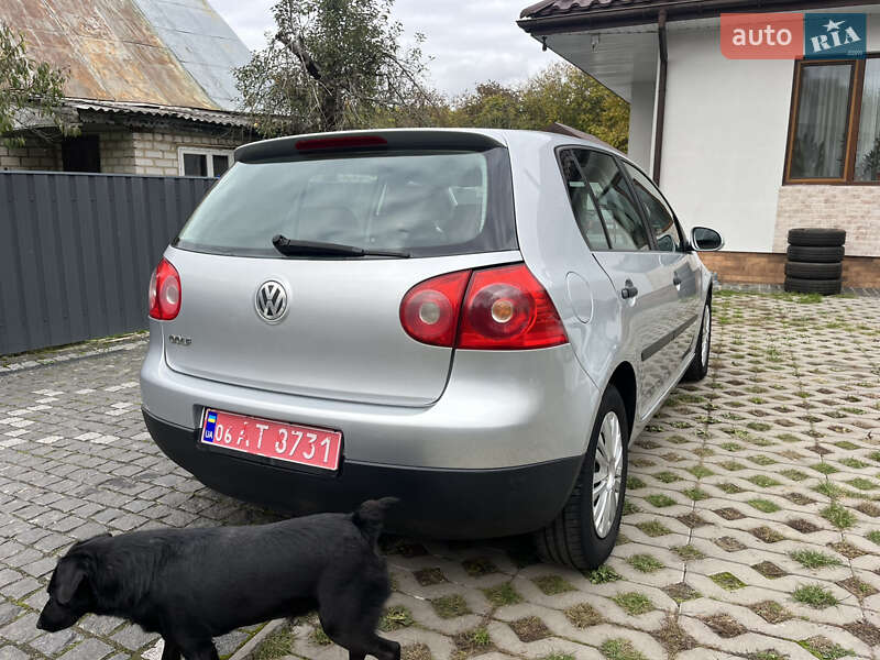 Хэтчбек Volkswagen Golf 2004 в Звягеле