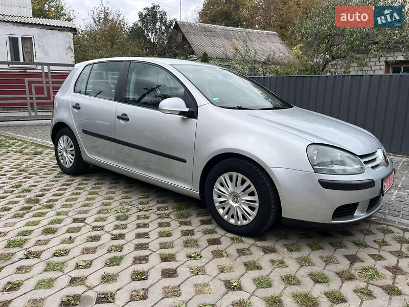 Хэтчбек Volkswagen Golf 2004 в Звягеле
