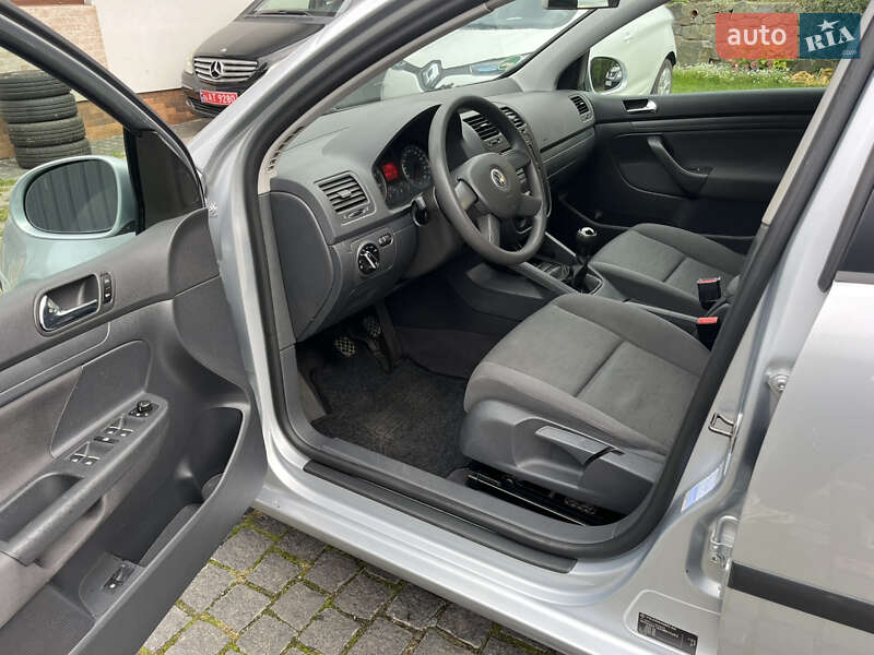 Хэтчбек Volkswagen Golf 2004 в Звягеле