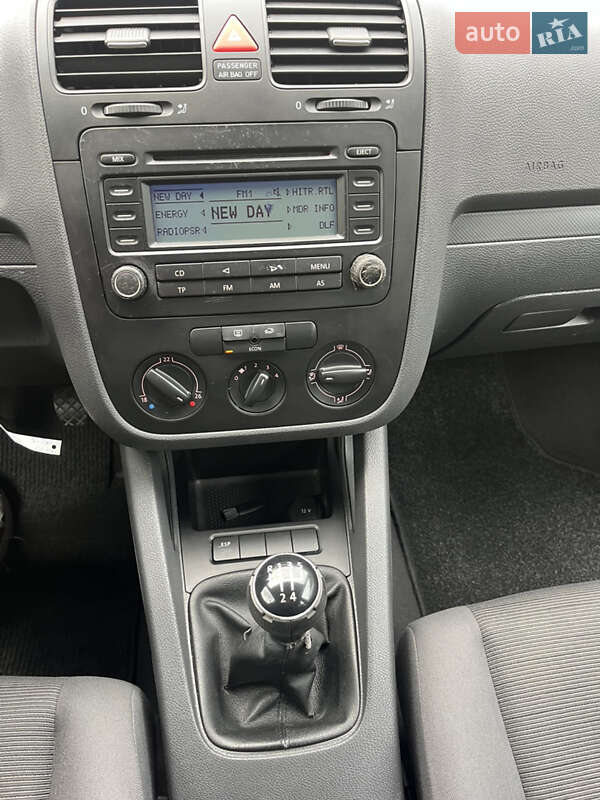 Хэтчбек Volkswagen Golf 2004 в Звягеле